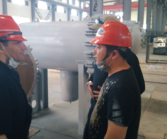 技術(shù)人員與德國專(zhuān)家現場(chǎng)交流